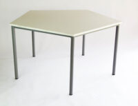 Mesa trapezoidal em melaminico.